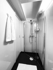 uma casa de banho com uma cabina de duche em vidro em Central Economic Stavanger Brødregata em Stavanger