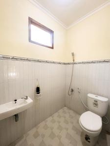 uma casa de banho com um WC e um lavatório em Villa Pakem em Bedoyo