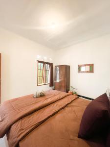 um quarto grande com uma cama grande num quarto em Villa Pakem em Bedoyo