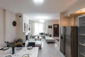 - un salon avec un canapé et un réfrigérateur dans l'établissement The Urban Villa, à Shkodër