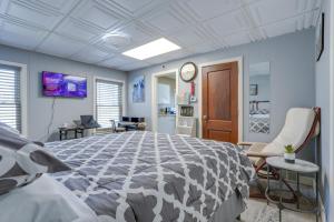 Cozy Kalamazoo Studio, 4 Mi to Downtown Area! في كالامازو: غرفة نوم بسرير كبير وساعة على السقف