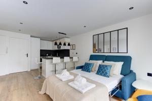een slaapkamer met een blauw bed en een keuken bij 322 Suite Fes - Superb apartment in Suresnes