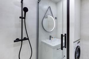 uma casa de banho com um chuveiro, um lavatório e um espelho. em 322 Suite Fes - Superb apartment em Suresnes