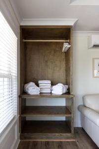 een kamer met een plank met gevouwen handdoeken bij Avamere 206 Inn at Old Beach in Virginia Beach
