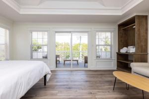 Dormitorio blanco con cama y mesa en Avamere 206 Inn at Old Beach, en Virginia Beach