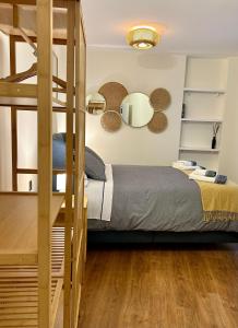 1 dormitorio con litera y escalera en Sol Mediterráneo Palm City, en Elche