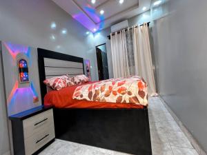een slaapkamer met een bed met een dressoir en een bed sidx sidx sidx sidx bij Paradise in Dakar