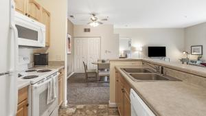 A kitchen or kitchenette at Landing - Modern Apartment with Amazing Amenities (ID9894X86)