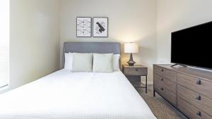 Un pat sau paturi într-o cameră la Landing - Modern Apartment with Amazing Amenities (ID9894X86)