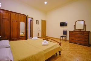 una camera con letto, cassettiera e specchio di Araks Hotel Complex a Gyumri