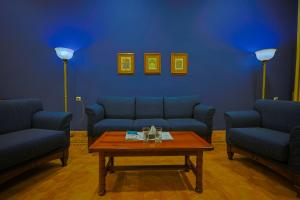 Araks Hotel Complex في غيومري: غرفة معيشة بها كنب ازرق وطاولة قهوة