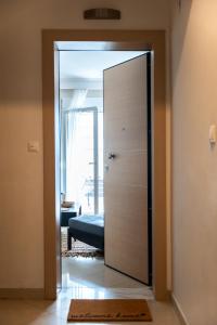 uma porta que dá para um quarto com uma porta em Pomegranate , Luxury Penthouse Maisonette with Beautiful Terrace by BiNoBi ! em Tessalônica