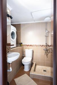 uma casa de banho com um WC, um lavatório e um micro-ondas em Pomegranate , Luxury Penthouse Maisonette with Beautiful Terrace by BiNoBi ! em Tessalônica
