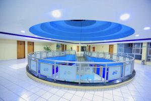 バラ・ド・ガルサスにあるSERRA AZUL PLAZA HOTELの青い天井の広い客室です。