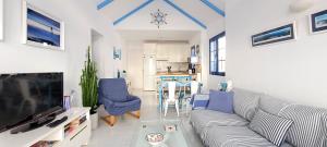 a living room with a couch and a tv at Sunrise Casita del Mar in Arrieta