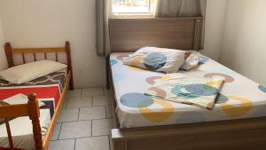 2 camas individuais num quarto com uma janela em Pousada Brum em Pelotas