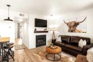 TV a/nebo společenská místnost v ubytování L510 Beautiful Condo w Views, close to Downtown