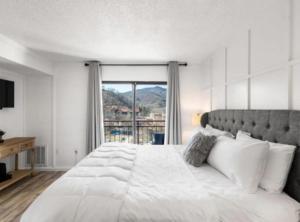 Postel nebo postele na pokoji v ubytování L510 Beautiful Condo w Views, close to Downtown