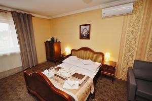 a hotel room with a bed and a couch at Bed&Breakfast Maciejanka in Kobyla Góra