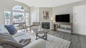un soggiorno con divano e TV di Landing - Modern Apartment with Amazing Amenities (ID8404X94) a Cordova