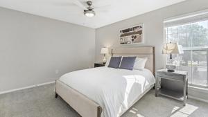 a white bedroom with a bed and a window at Landing - Modern Apartment with Amazing Amenities (ID8404X94) in Cordova