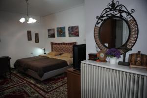 En eller flere senge i et værelse på Trikala Apartments