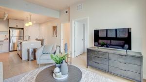 un salon avec un canapé et une commode ainsi qu'une cuisine dans l'établissement Landing - Modern Apartment with Amazing Amenities (ID8310X07), à Salt Lake City