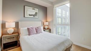 - une chambre avec un lit blanc et une fenêtre dans l'établissement Landing - Modern Apartment with Amazing Amenities (ID8310X07), à Salt Lake City