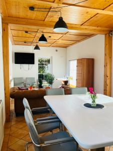 un soggiorno con un grande tavolo bianco e sedie di TheCrossing Bed & Breakfast a Hausen im Tal