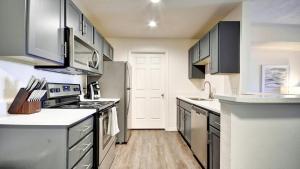 Кухня або міні-кухня у Landing - Modern Apartment with Amazing Amenities (ID7595X39)