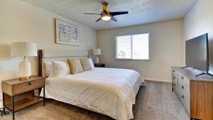um quarto com uma cama e uma ventoinha de tecto em Landing - Modern Apartment with Amazing Amenities (ID7595X39) em Ogden