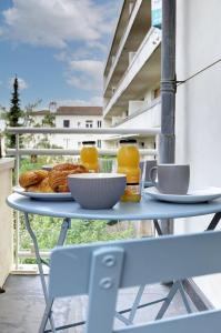 une table avec une assiette de nourriture sur un balcon dans l'établissement 320 Dolce Vita Suite - Superb apartment, à Suresnes