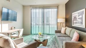 un soggiorno con divano e tavolo di Landing - Modern Apartment with Amazing Amenities (ID7779X23) ad Austin