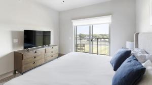 En TV eller et underholdningssystem på Landing - Modern Apartment with Amazing Amenities (ID9836X14)