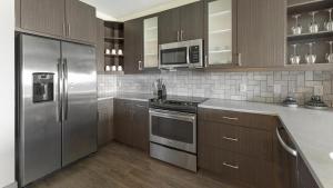 A cozinha ou kitchenette de Landing - Modern Apartment with Amazing Amenities (ID9836X14)