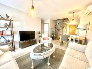 Televízia a/alebo spoločenská miestnosť v ubytovaní Calu Homes Duplex cerca Playa de Huelin