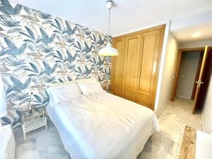 Posteľ alebo postele v izbe v ubytovaní Calu Homes Duplex cerca Playa de Huelin + 12 fotografií
