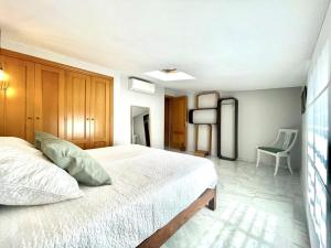 Posteľ alebo postele v izbe v ubytovaní Calu Homes Duplex cerca Playa de Huelin