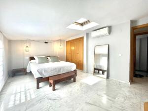 Posteľ alebo postele v izbe v ubytovaní Calu Homes Duplex cerca Playa de Huelin