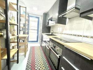Kuchyňa alebo kuchynka v ubytovaní Calu Homes Duplex cerca Playa de Huelin