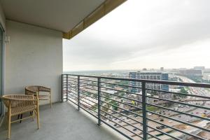 balcón con vistas a la ciudad en Landing - Modern Apartment with Amazing Amenities (ID4772X11), en Dallas