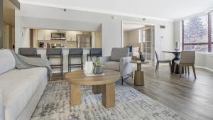 een woonkamer met een bank en een tafel bij Landing Modern Apartment with Amazing Amenities (ID9265X68) in Denver