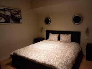 ein Schlafzimmer mit einem großen Bett mit zwei Kissen in der Unterkunft Bed in Boat in Ypern