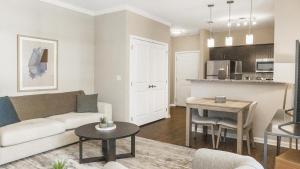 ein Wohnzimmer mit einem Sofa und einem Tisch in der Unterkunft Landing - Modern Apartment with Amazing Amenities (ID2396X34) in Baton Rouge