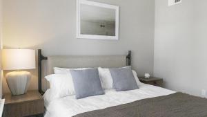 um quarto com uma cama e uma fotografia na parede em Landing - Modern Apartment with Amazing Amenities (ID2396X34) em Baton Rouge