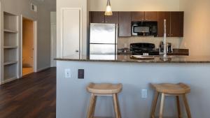 Køkken eller tekøkken på Landing - Modern Apartment with Amazing Amenities (ID3443X33)