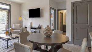 a living room with a table and chairs at Landing - Modern Apartment with Amazing Amenities (ID9684X38) in Flowery Branch