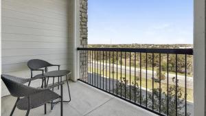 Duas cadeiras e uma mesa numa varanda em Landing - Modern Apartment with Amazing Amenities (ID7253X29) em San Antonio