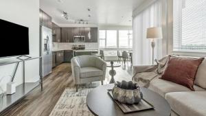 uma sala de estar com um sofá e uma mesa em Landing - Modern Apartment with Amazing Amenities (ID5507X06) em Denver
