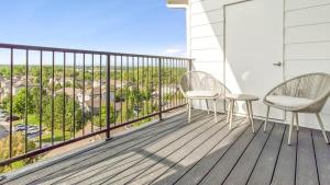 uma varanda com 2 cadeiras e vista em Landing - Modern Apartment with Amazing Amenities (ID5507X06) em Denver